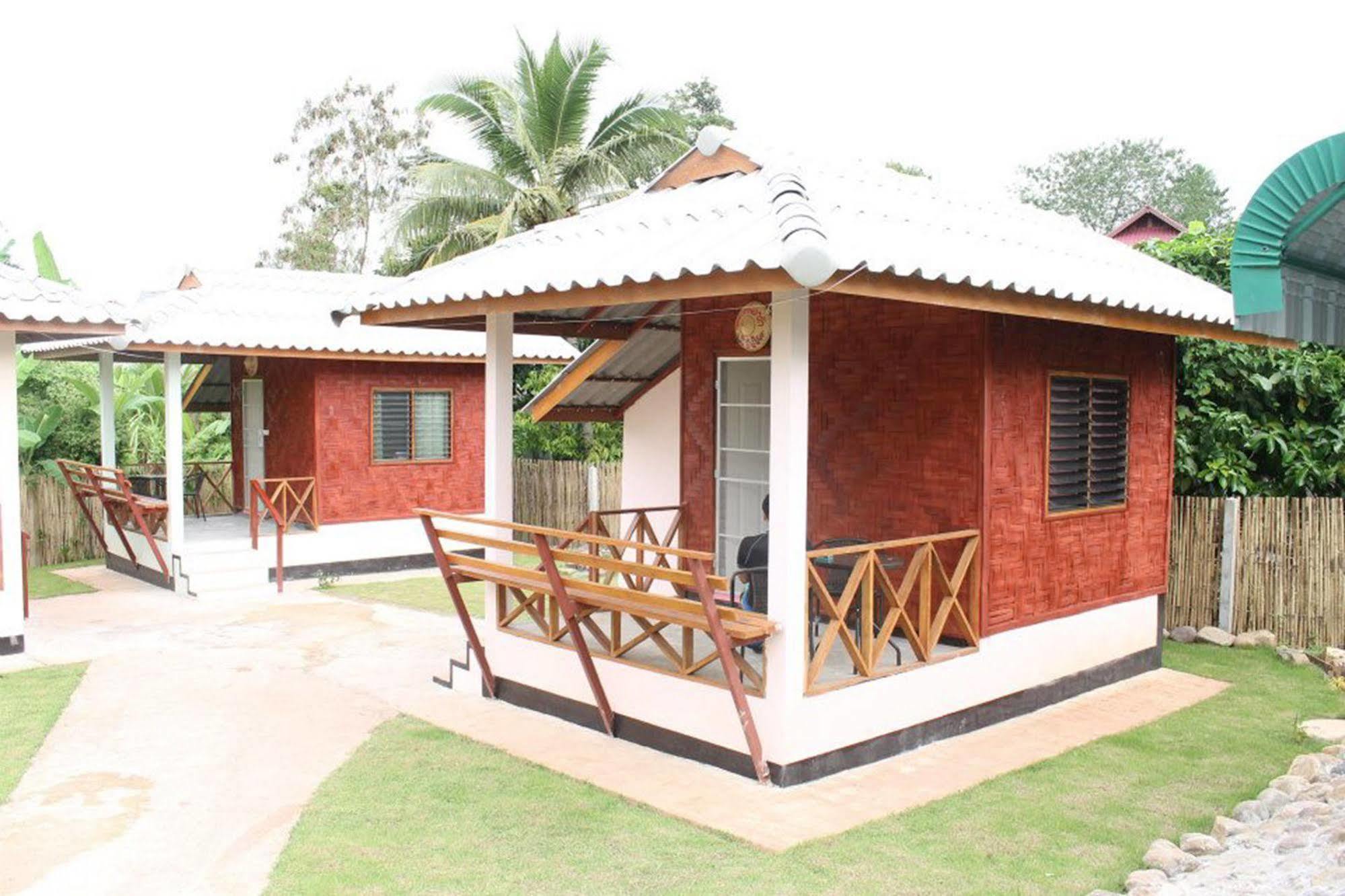 Sarm Mork Guest House 매홍손 외부 사진